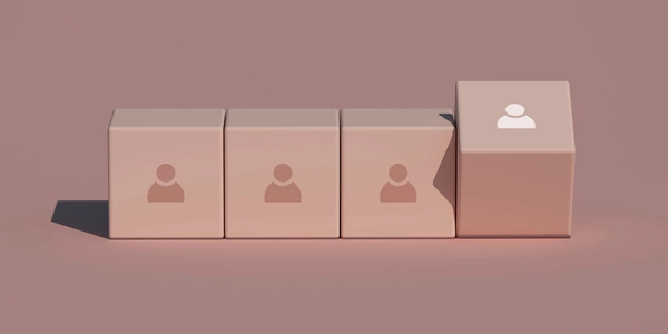 Segmentacja bazy email na 4 poziomy precyzji: demograficzna, zakupowa, zaawansowana segmentacja behawioralna oraz segmentacja na podstawie RFM dla e-commerce i przykładów segmentacji B2B w email marketingu.